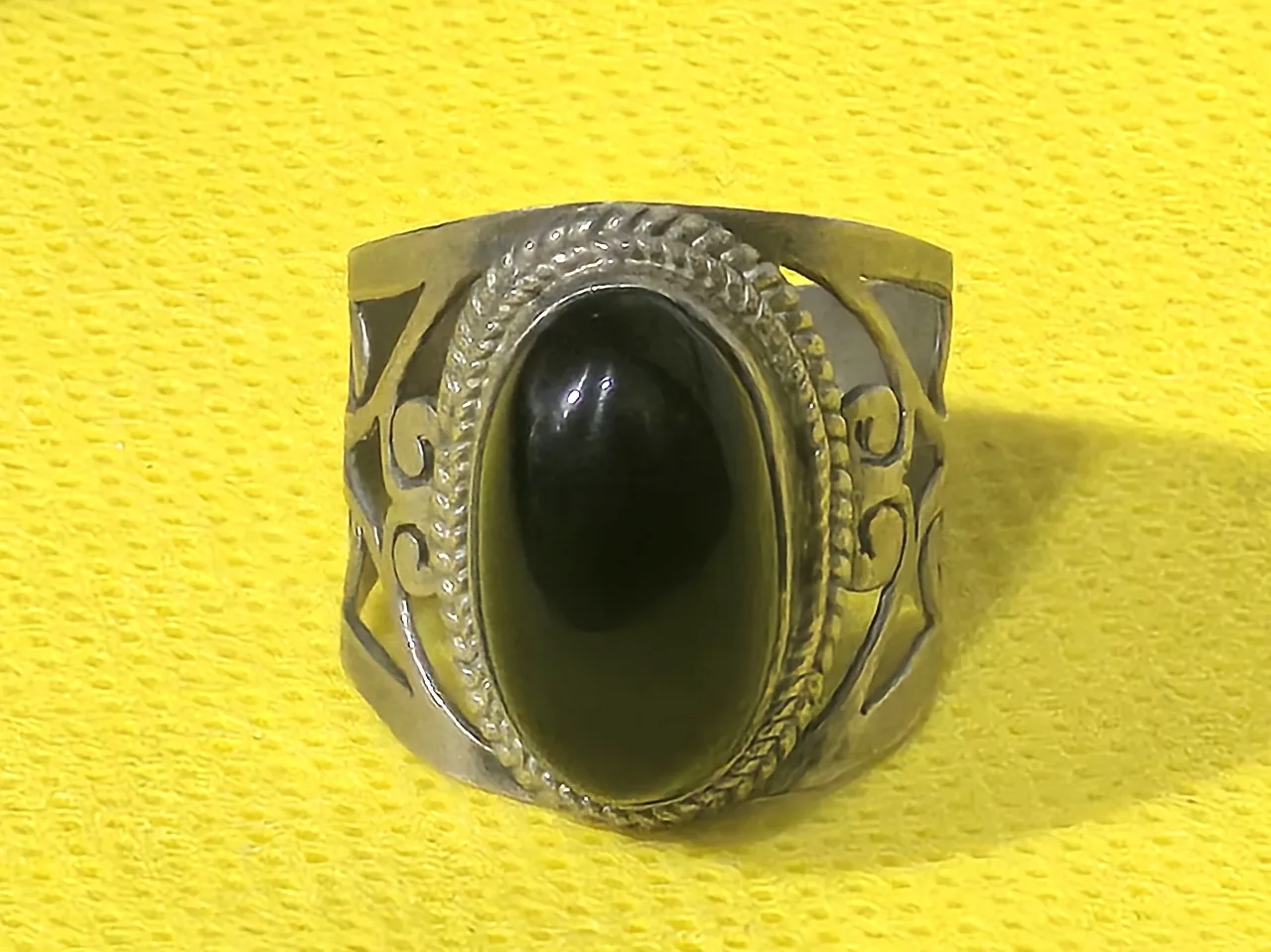 טבעת מעצבים רחבה ומרשימה כסף סטרלינג 925 חתום ראש הטבעת משובץ בתוך במה אובלית באבן אוניקס בליטוש קבושון מידה 7 משקל 6.5 גרם