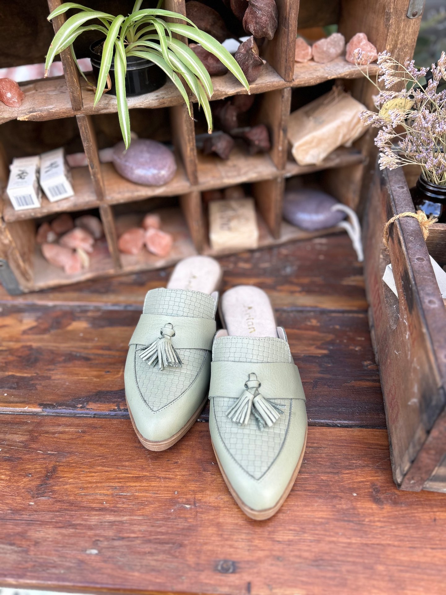 כפכף פרנזים עור ירוק בהיר רינה