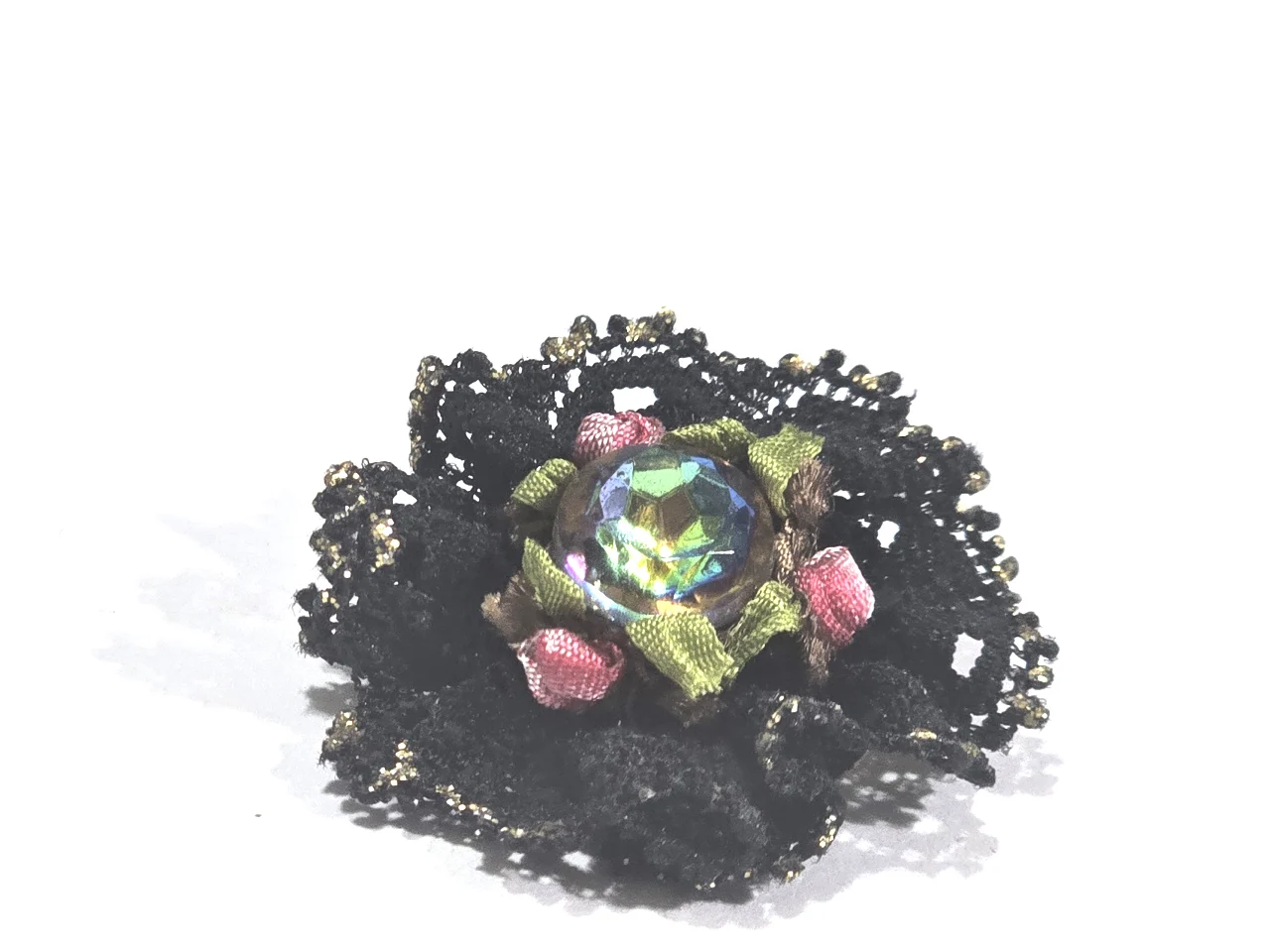 סיכה לבגד מבית מיכל נגרין עם פרחים ואבני סברובסקי ובד תחרה שחור