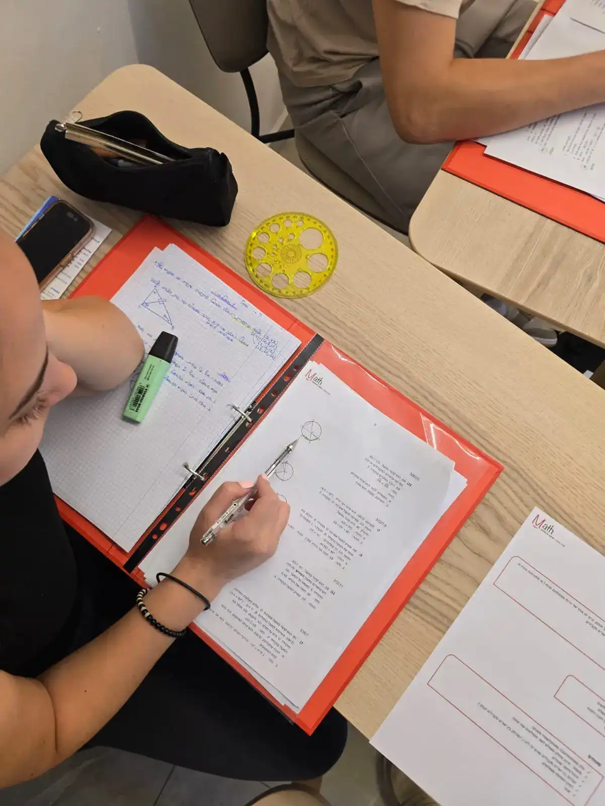  קורסי קיץ לתלמידים מצטיינים ט’-יב’ במודיעין | מירב ביג’ה