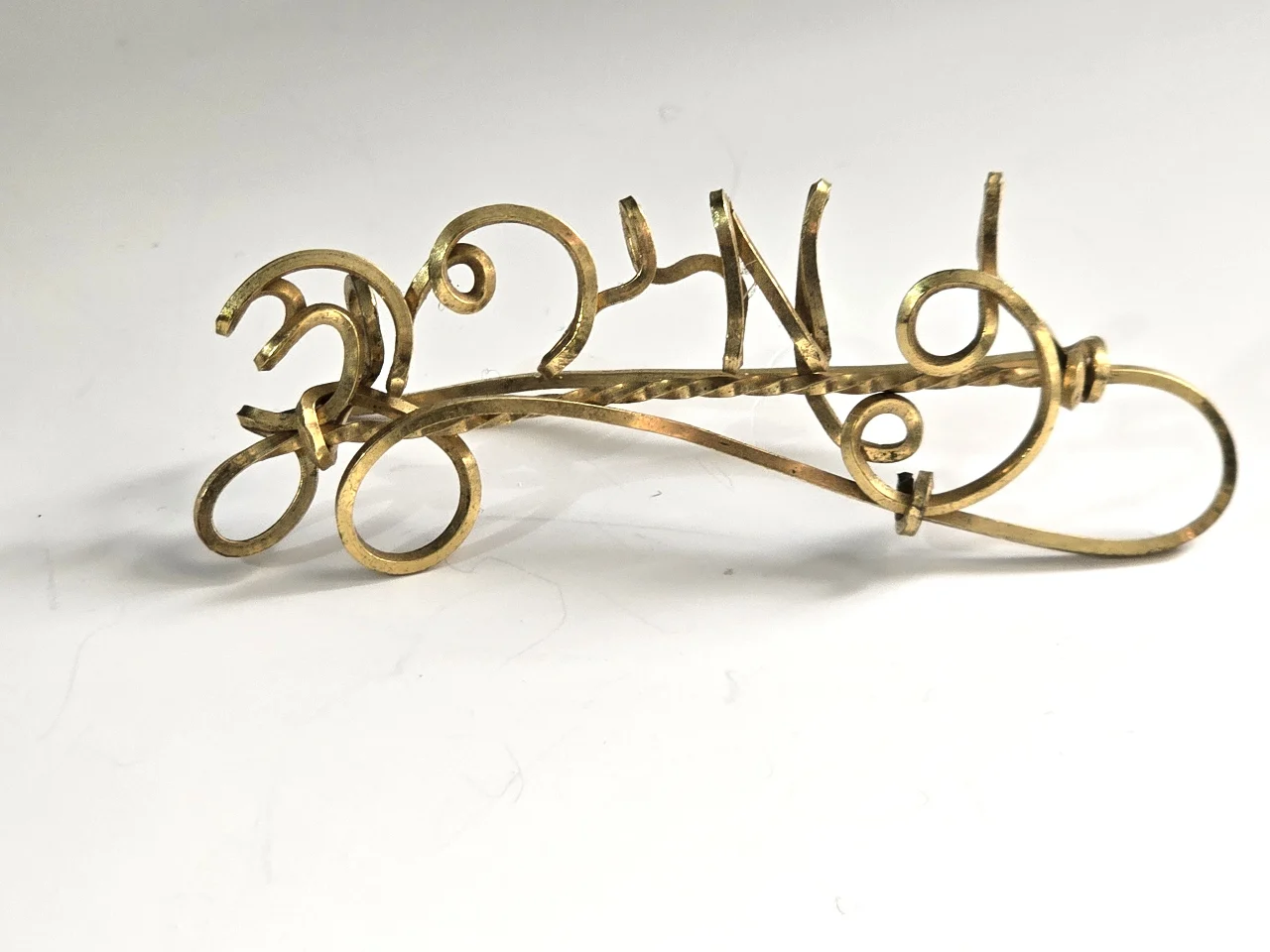 סיכת שאל או סיכת דש עבודת יד המעוצבת מחוט נחושת מוזהב על שם זמירה