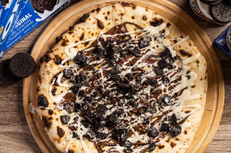 פיצה שוקולד שוקולד נוטלה ושברי אוראו בזילופי שוקולד לבן מחיר: 44₪