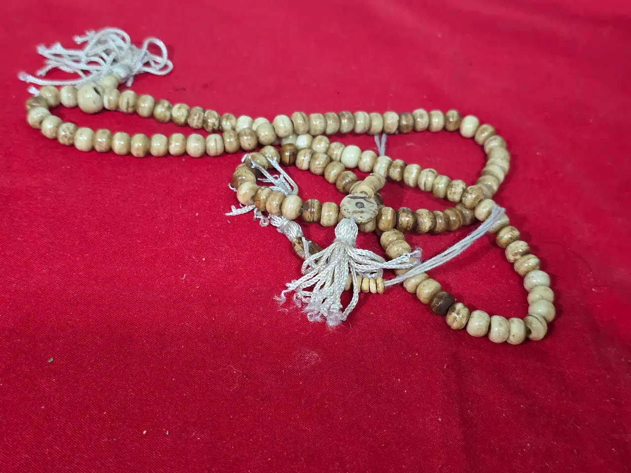 מחרוזת תפילה מוסלמית בעלת 99 חרוזים המשמשת לציון שמו של אללה או לשימוש מרגיע המחרוזת מחולקת לשלושה מקטעים בין המקטעים ניתן לראות חרוזים מפרידים הנקראים 'שאהד' או 'פאסילה' החרוזים בצבע שנהב עשויים מעצם גמל