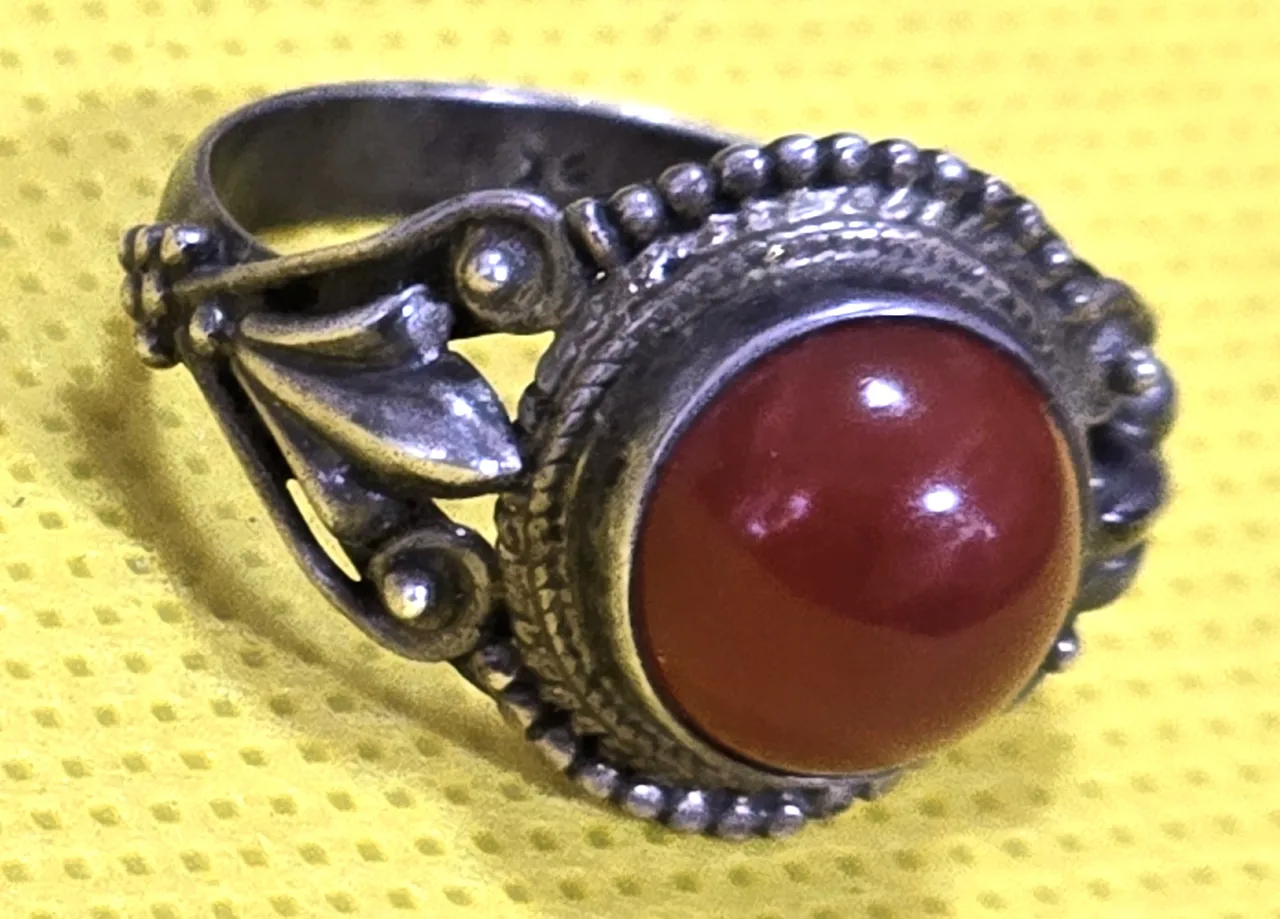 טבעת כסף ישנה ומרשימה באיכות מעולה....שבוץ אבן קורנילאן