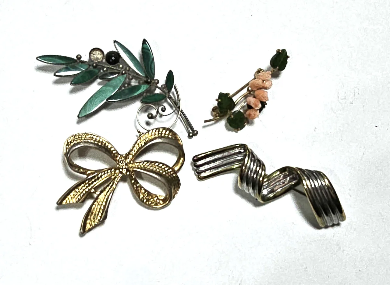 לוט של 4 סיכות לבגד כולם וינט'ג ממתכת