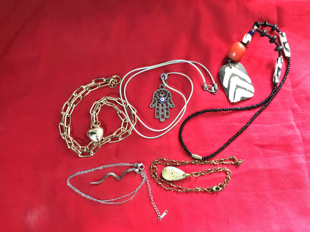 לוט של חמש מחרוזות אופנתיות