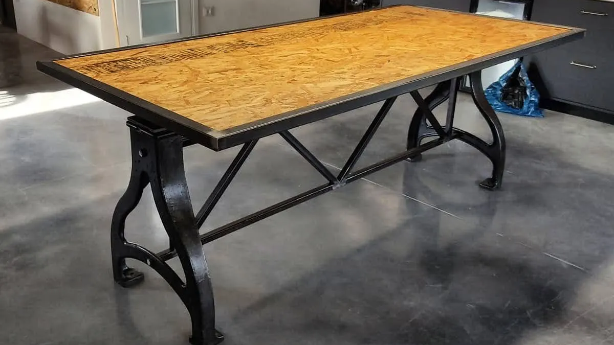 שולחנות בהתאמה אישית מברזל ועץ בעיצוב מדויק | Iron Ben