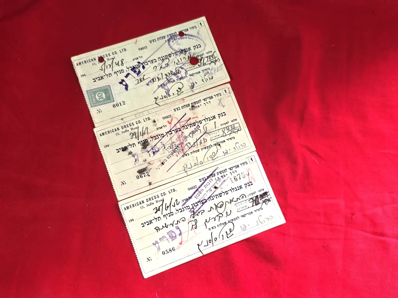 שלושה צ'קים של "ביח"ר אמריקאי לתעשיית שמלות בע"מ" American Dress Co. LTD מהתאריכים: 1.12.1948-30.06.1952. בית החרושת פעל בדרך יפו והצ'קים של בנק אנגלו-פלשתינא סניף ת"א. מצב: שמור.