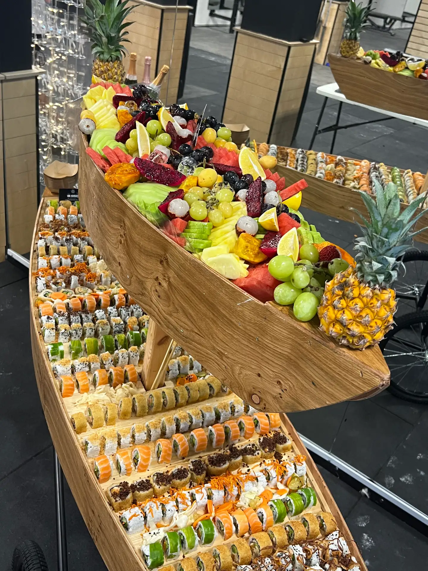 סירת סושי 300 יחידות עם קומת פירות נוספת