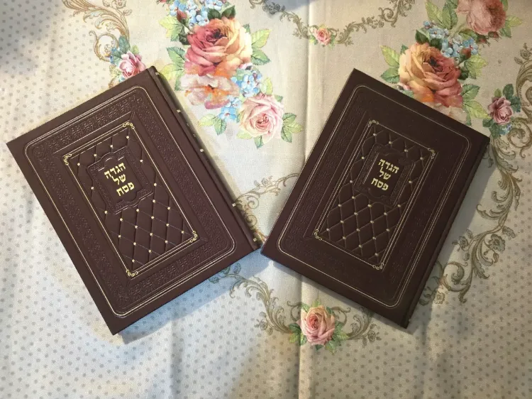 זוג הגדות פראג מהדורת פקסימיליה כחדש כריכה מהודרת מידות: 27×21 ס"מ