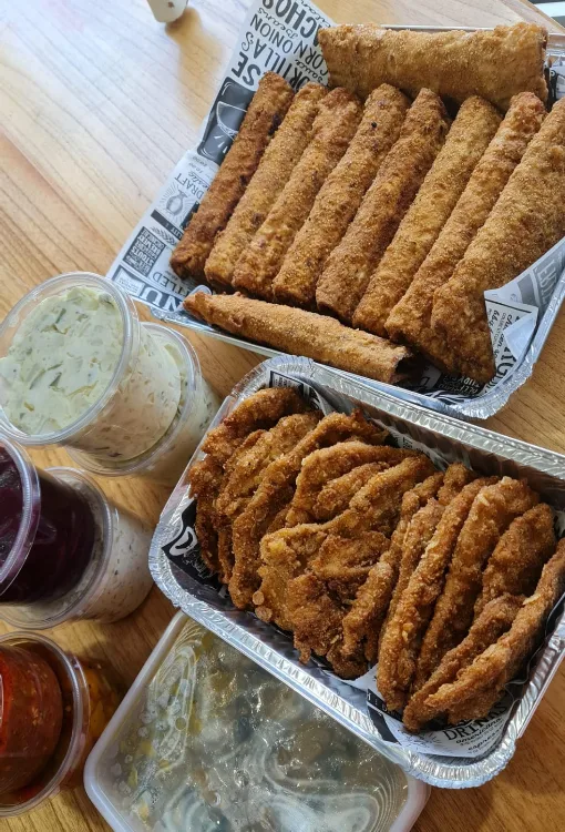 מגש גדול של שניצלים