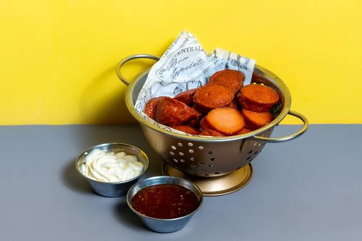 נקניקיית נשנוש טעימה וכשרה במזכרת בתיה | גורילה בורגר