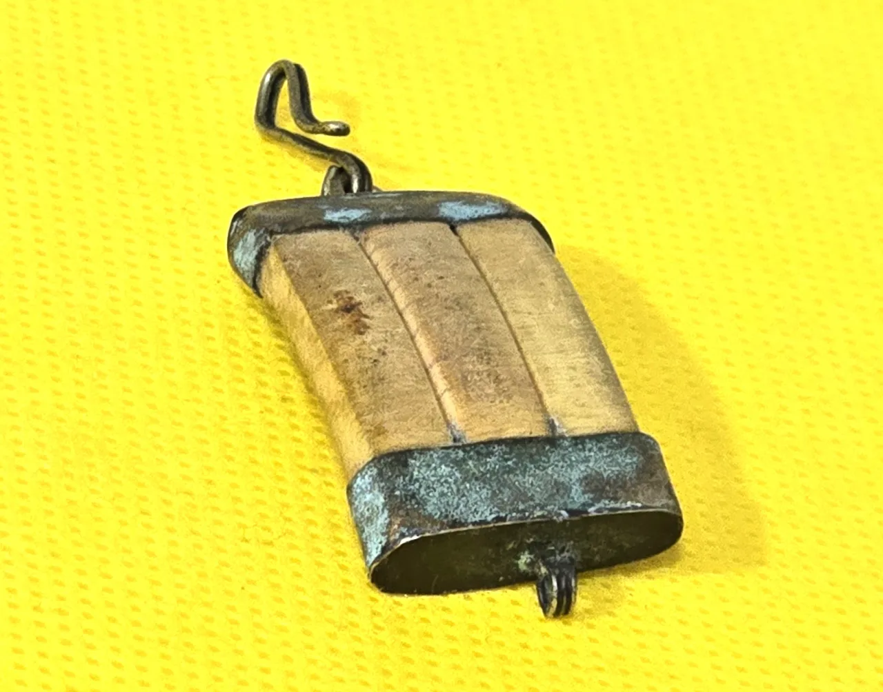 תליון נחושת עם שלושה פסי גישור העשויים ככל הנראה מעצם מידה4*2 סמ