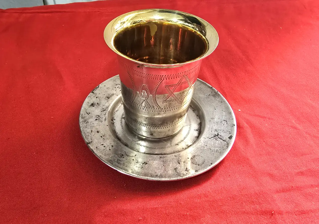 כוס ותחתית כסף 925 חתום חריטות על הכוס ומגן דויד על התחתית מידות הכוס גובה 7 ס'מ קוטר 7 ס'מ ...קוטר התחתית11.5 ס'מ