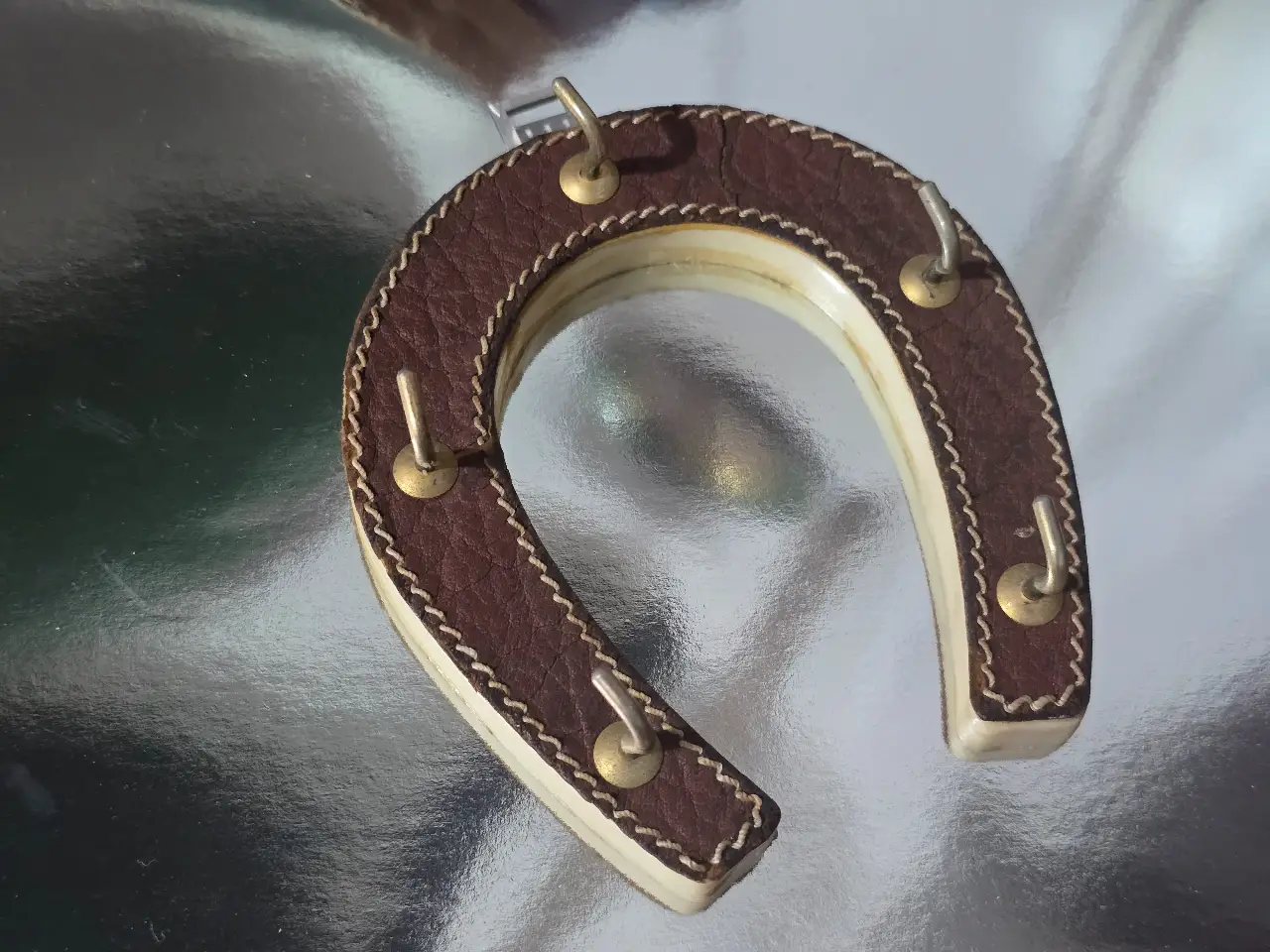 מתלה מפתחות מרשים בצורת פרסה חובה בכל כניסה לדירה .אבל שימו לב לחתימה מאחור "צבי רוזנלפד" פריט ישן במצב פצצה הסטוריה