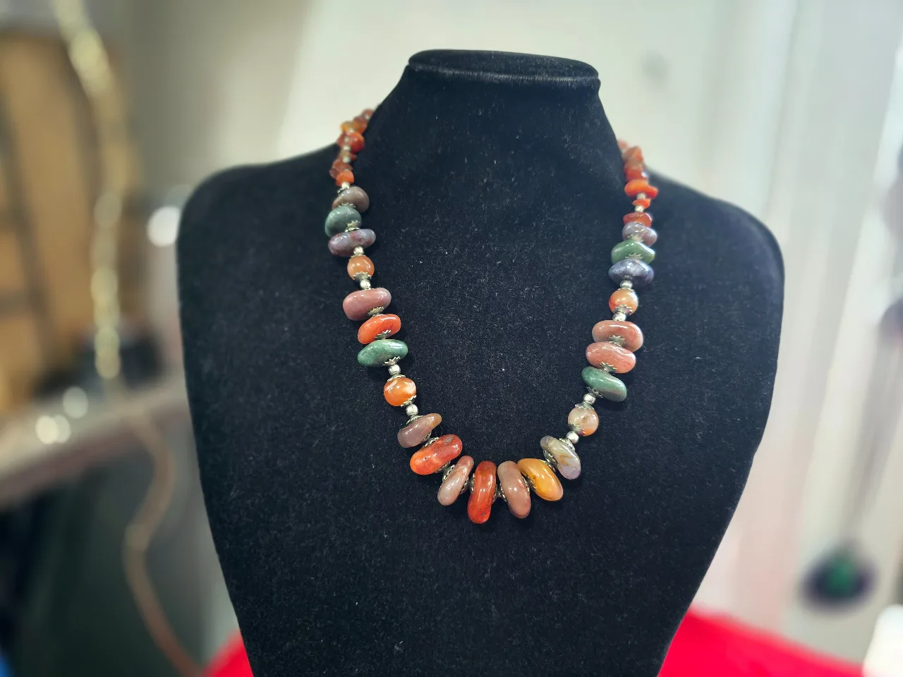 שרשרת מהממת עשויה מאבני אגת צבעוניים