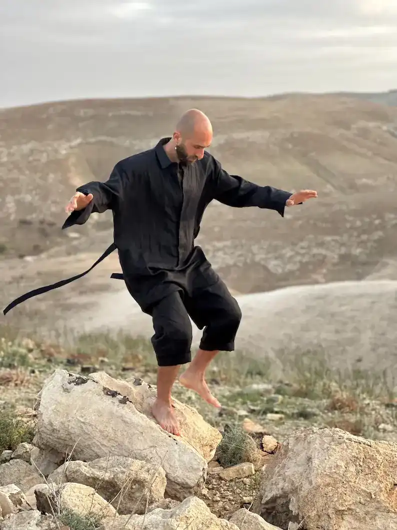 אוברול פשתן שחור לגברים: אוברול אוברסייז מינימליסטי מבית NARGASSI