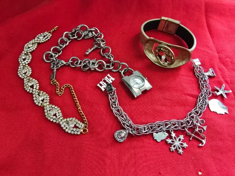 לוט של 4 צמידים אופנתיים אחד מהם עם שעון