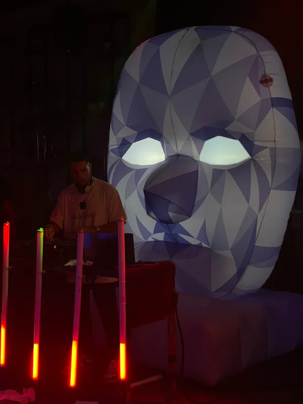 מתנפח תפאורה בצורת מסכה עם תאורת לד משתנה.