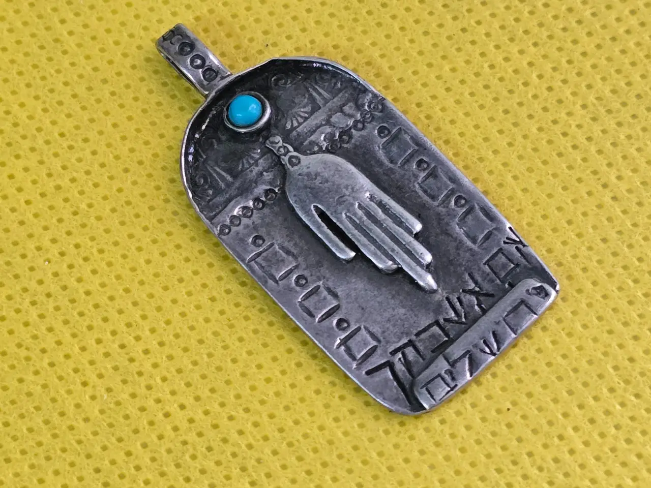 תליון קמע חמסה מכסף 925 חתום עבודת יד עם חרוז טורקיז חתום מאחור. מידה 4 על 2 סמ הכיתוב על התליון.....אם אשכחך ירושלים........