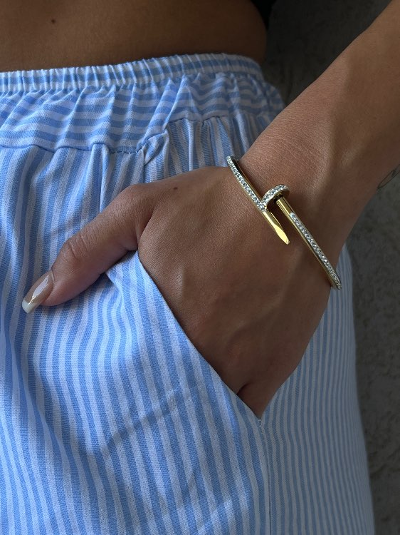 צמיד מסמר זהב משובץ אבני זרקון מנצנצות.