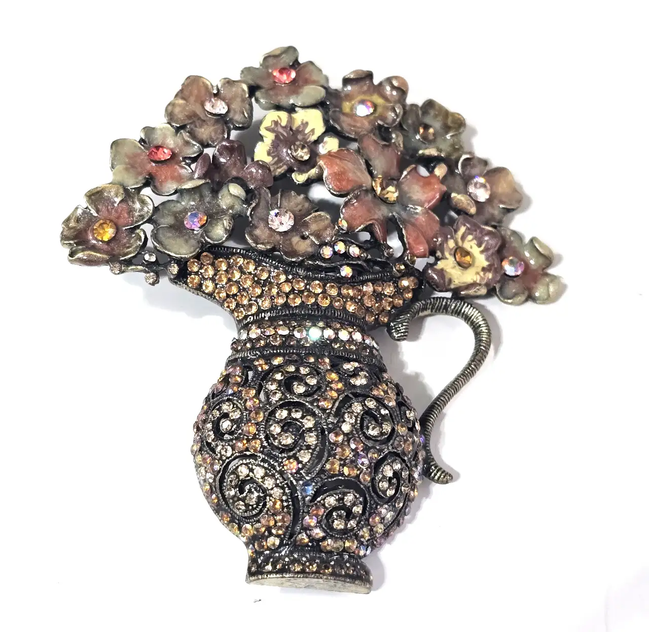 סיכה גדולה מאוד פליז או ברונזה בסגנון עתיק, גדושת פרחים, בצבעים רבים ומגוונים.