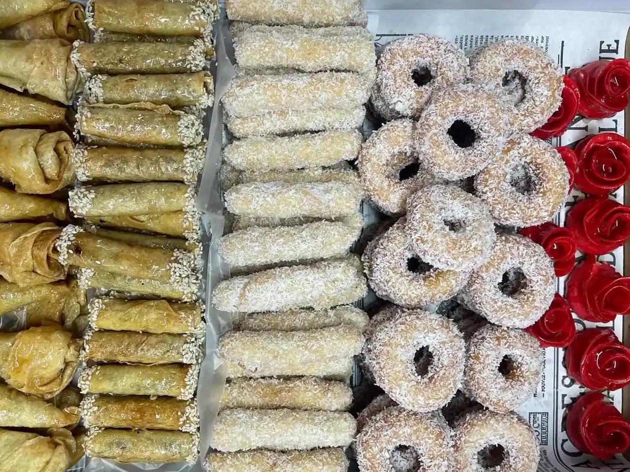 מגשים ארוזים של 32–35 עוגיות