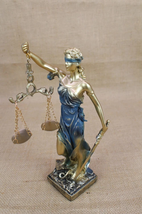 אישה מאזניים