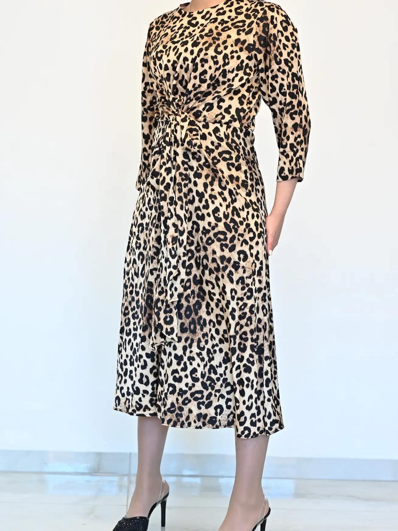 שמלת סאטן מנומרת