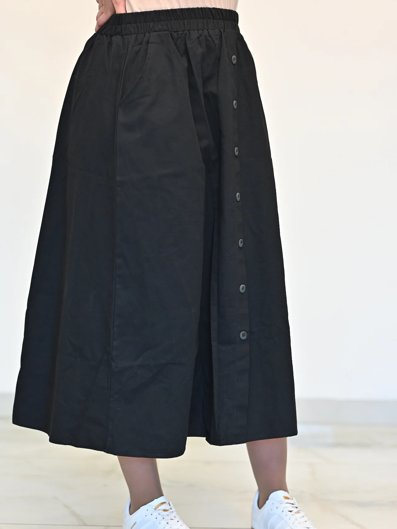 חצאית שחורה עם כפתורים