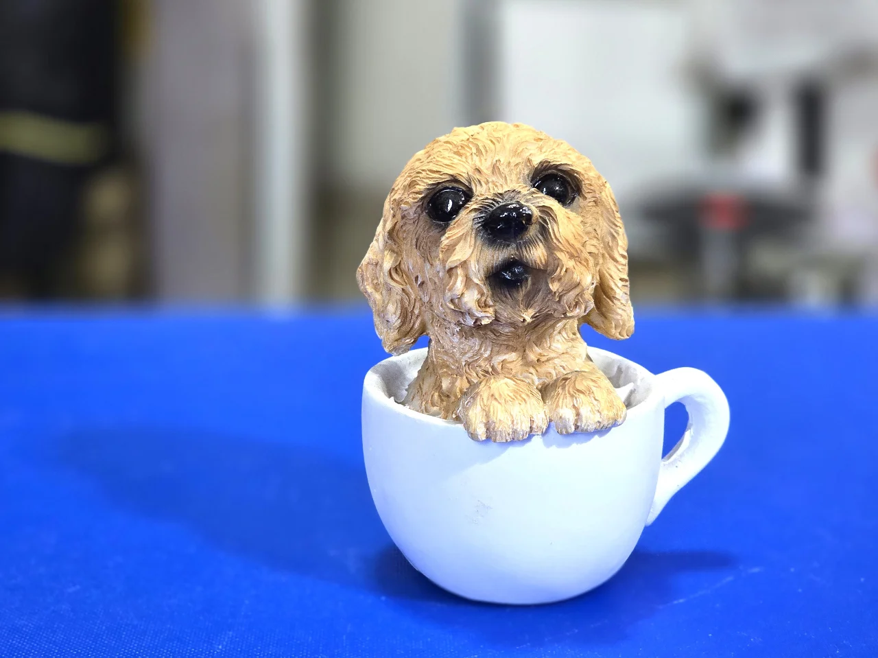 כלבלב בתוך ספל פריט נחמד לילד