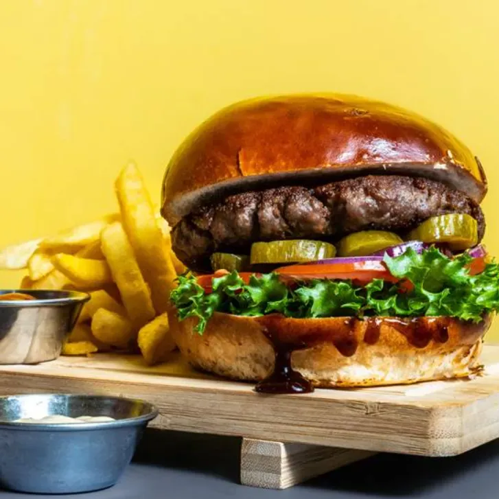 המבורגר 130 גרם עם צ’יפס – ארוחה מפנקת במיוחד | גורילה בורגר