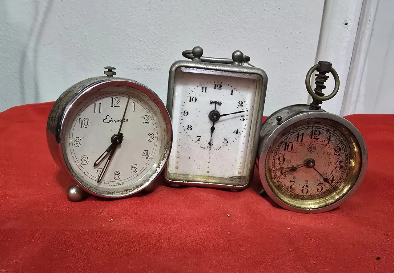 לוט של שלושה שעונים וינט'ג עתיקים לא במצב עבודה לאספנים