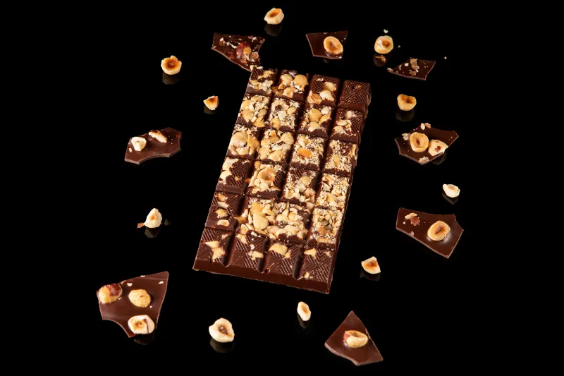 טבלאות שוקולד מריר אגוזי לוז