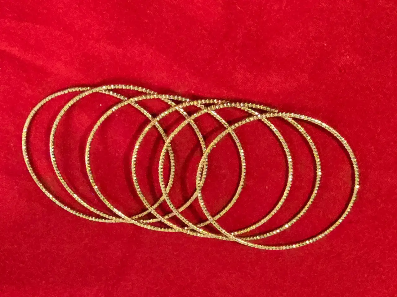 לוט שש צמידיי זהב גולדפילד  "מרוקאים" קשיחים  גולדפילד  מרהיב בציפוי בזהב 14 קראט  עבודת חריטה עדינה על כול גוף הצמיד  קוטר 7 סמ משקל 30 גרם