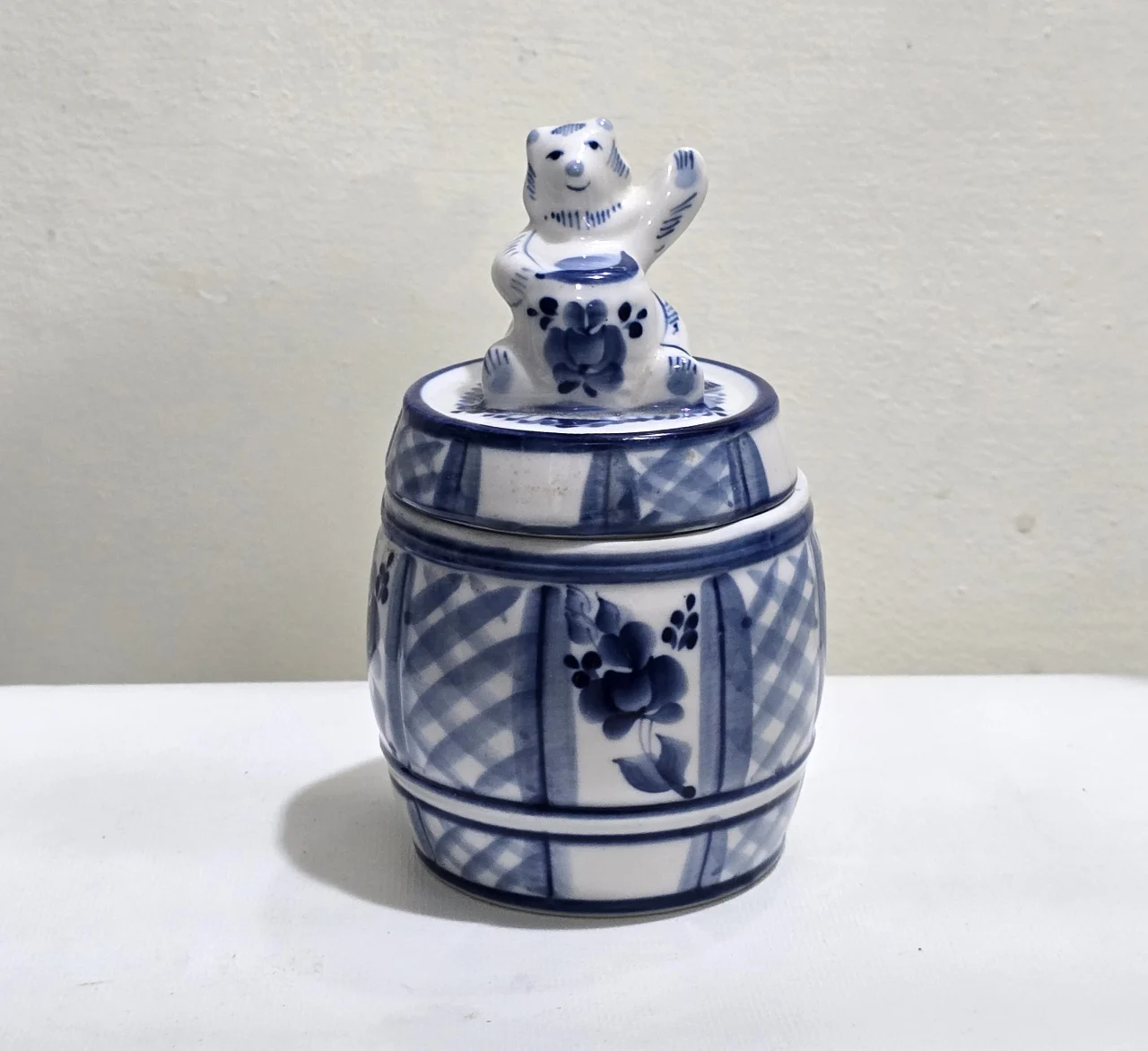 צנצנת דבש מפורצלן המעוטרת עם דב במיכסה חתומה בתחתית גובה 14 ס'מ