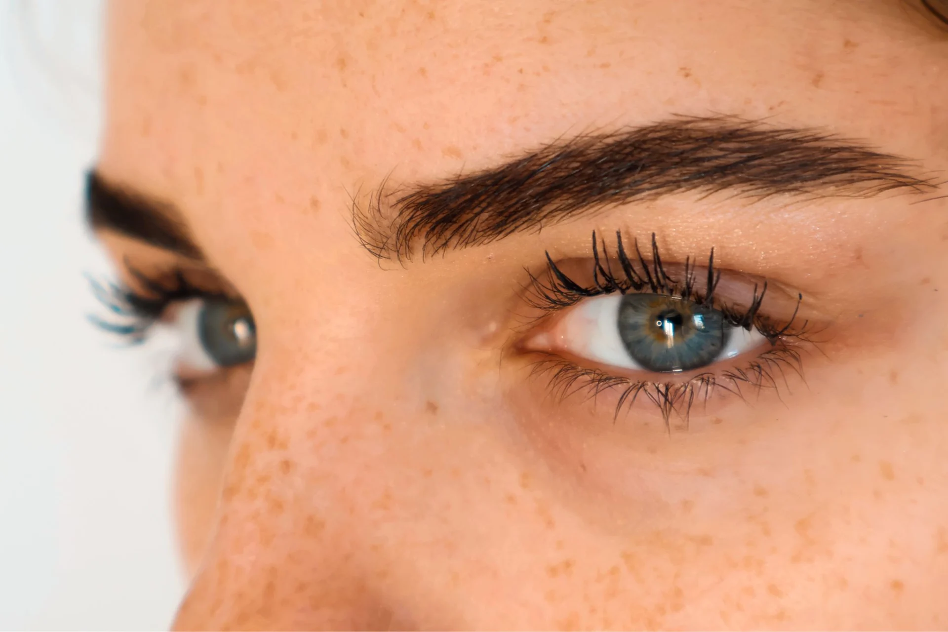 עיצוב גבות טבעיות והסרת שיער פנים