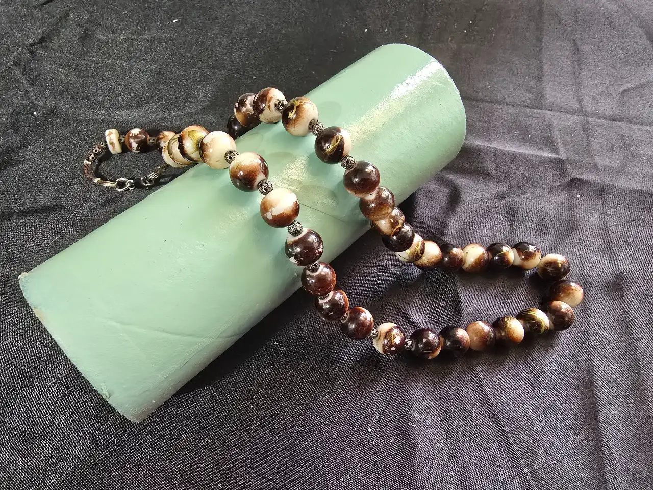 מחרוזת חרוזים מרשימה ובעלת מראה קלאסי וטבעי החרוזים זה אבני אגת הסגר הוא סגר מתכת