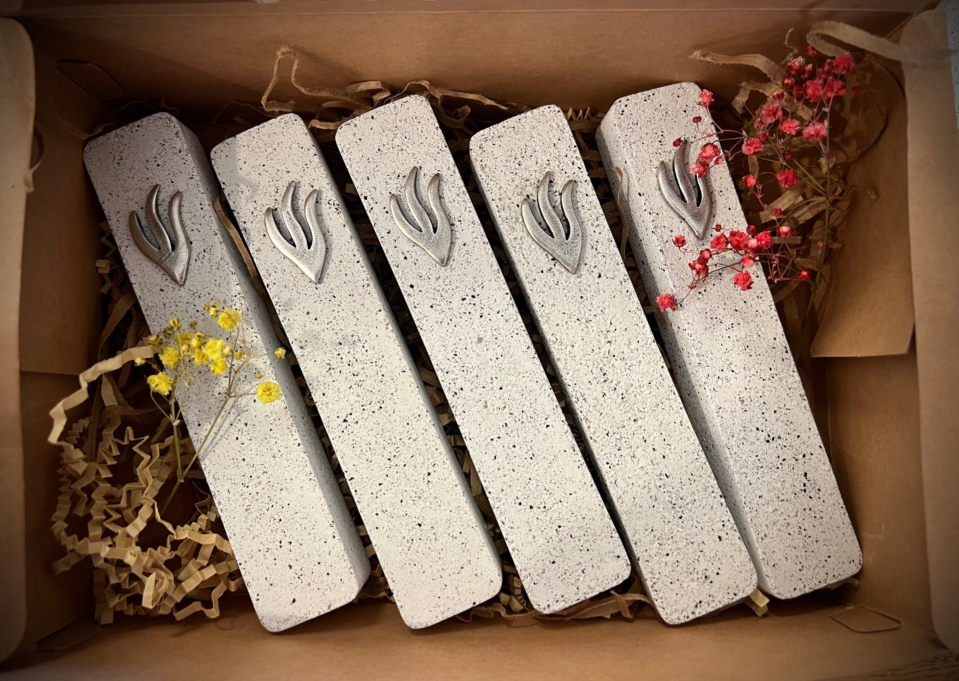 מזוזה בטקסטורת אבן לבן.