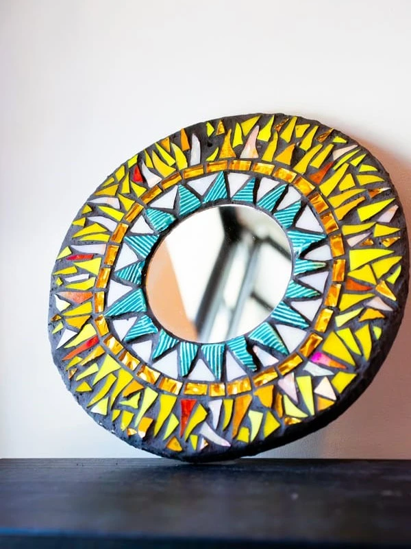 מראה לקיר עם מסגרת פסיפס