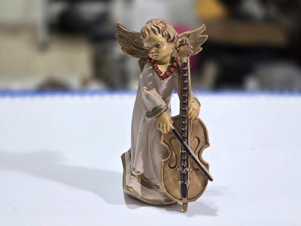 מלאכית של מיכל נגרין שבוץ אבני סברובסקי אדומות גובה 10 ס'מ