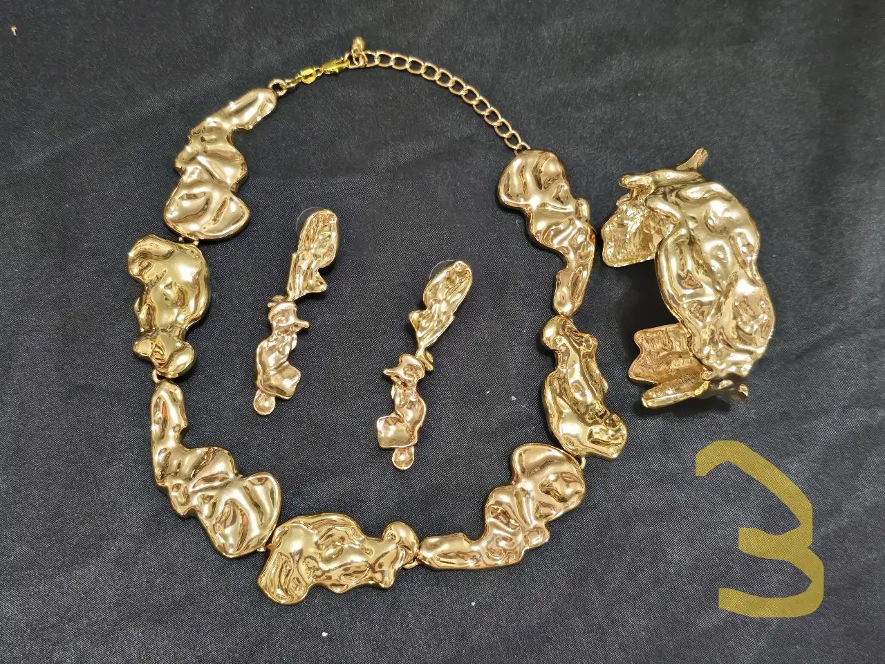 סט..... ענק\זוג עגילים\וצמיד....ציפוי זהב