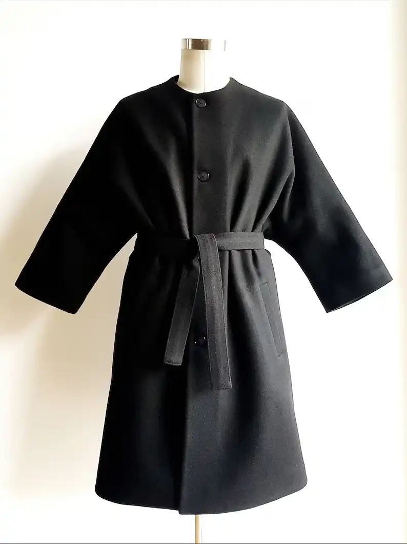 מעיל קימונו מצמר לגברים: אוברקואט שחור מינימליסטי בעיצוב יפני