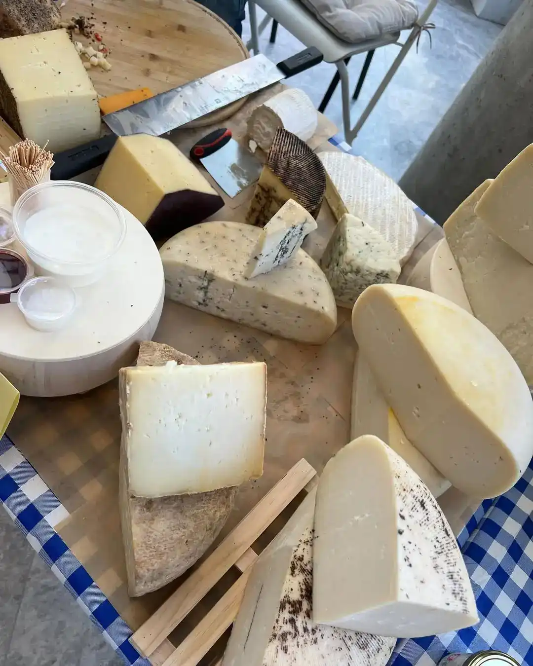 מכירת גבינות לפי משקל