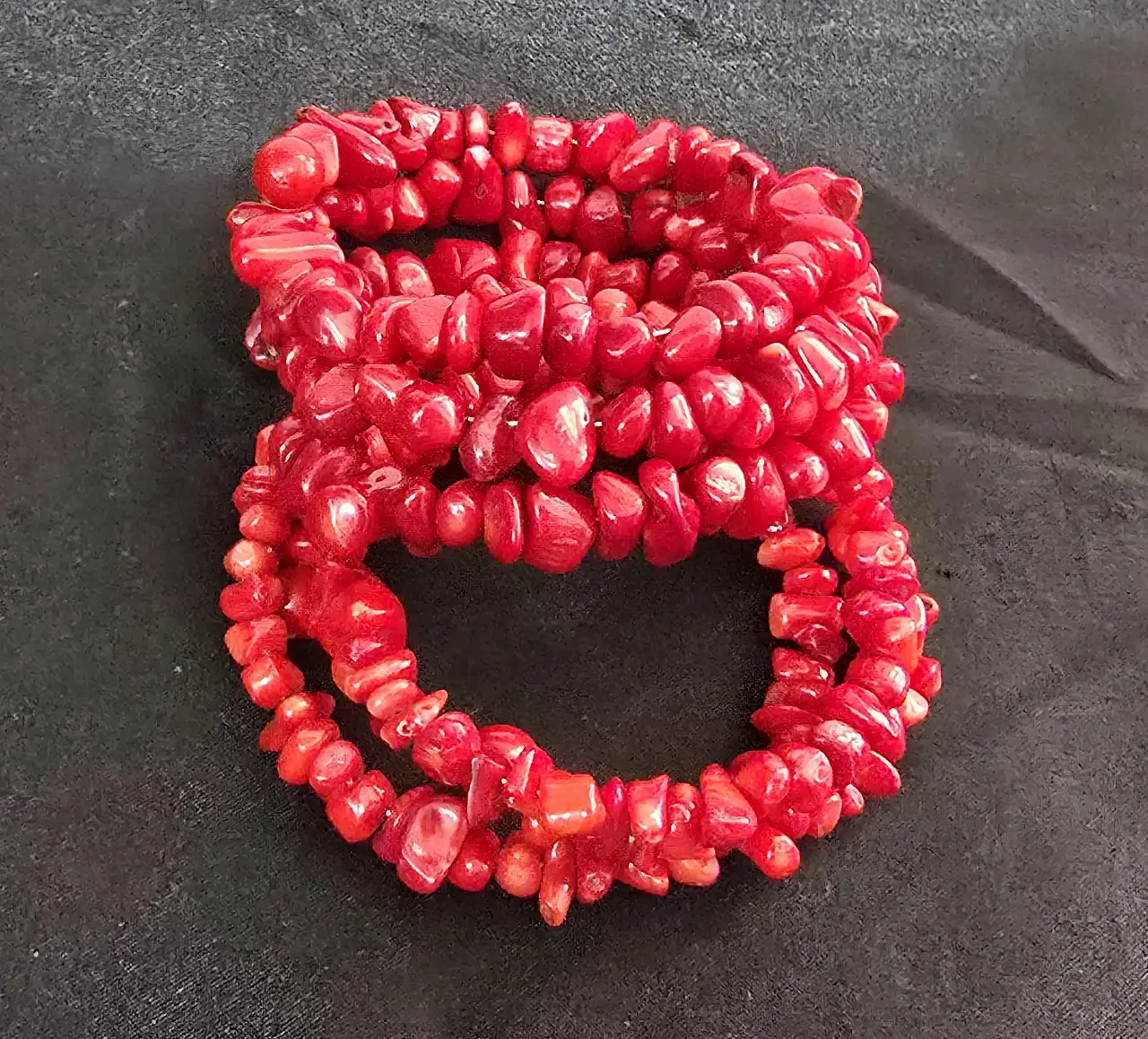 זוג צמידי קוראל דגם נחש נמתח חרוזים אסימטריים צבועים .