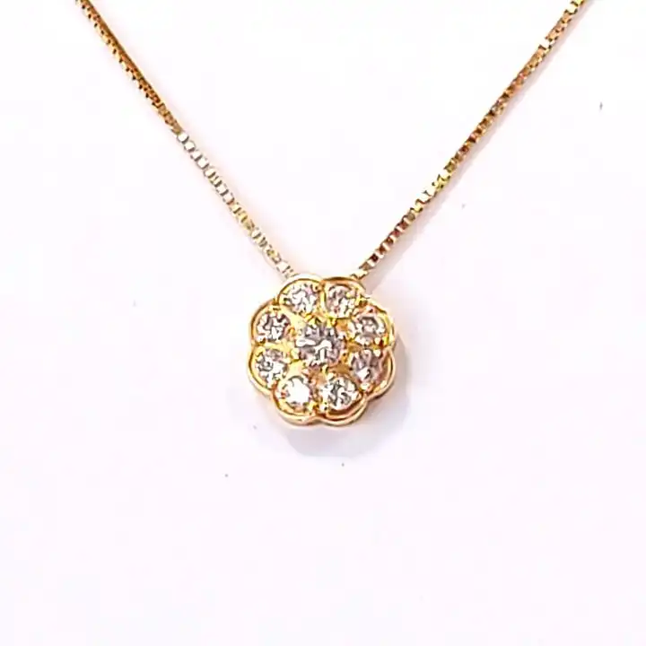 תליון יהלומים בעיצוב פרח כולל שרשרת