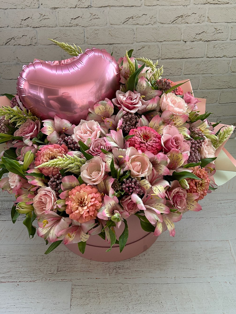 קופסא עם פרחים ובלון 