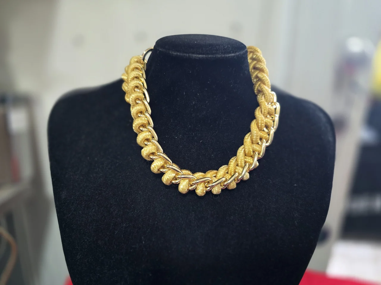 שרשרת בעיצוב קלוע(צמה) צמה עבה וכוללת תליון עגול