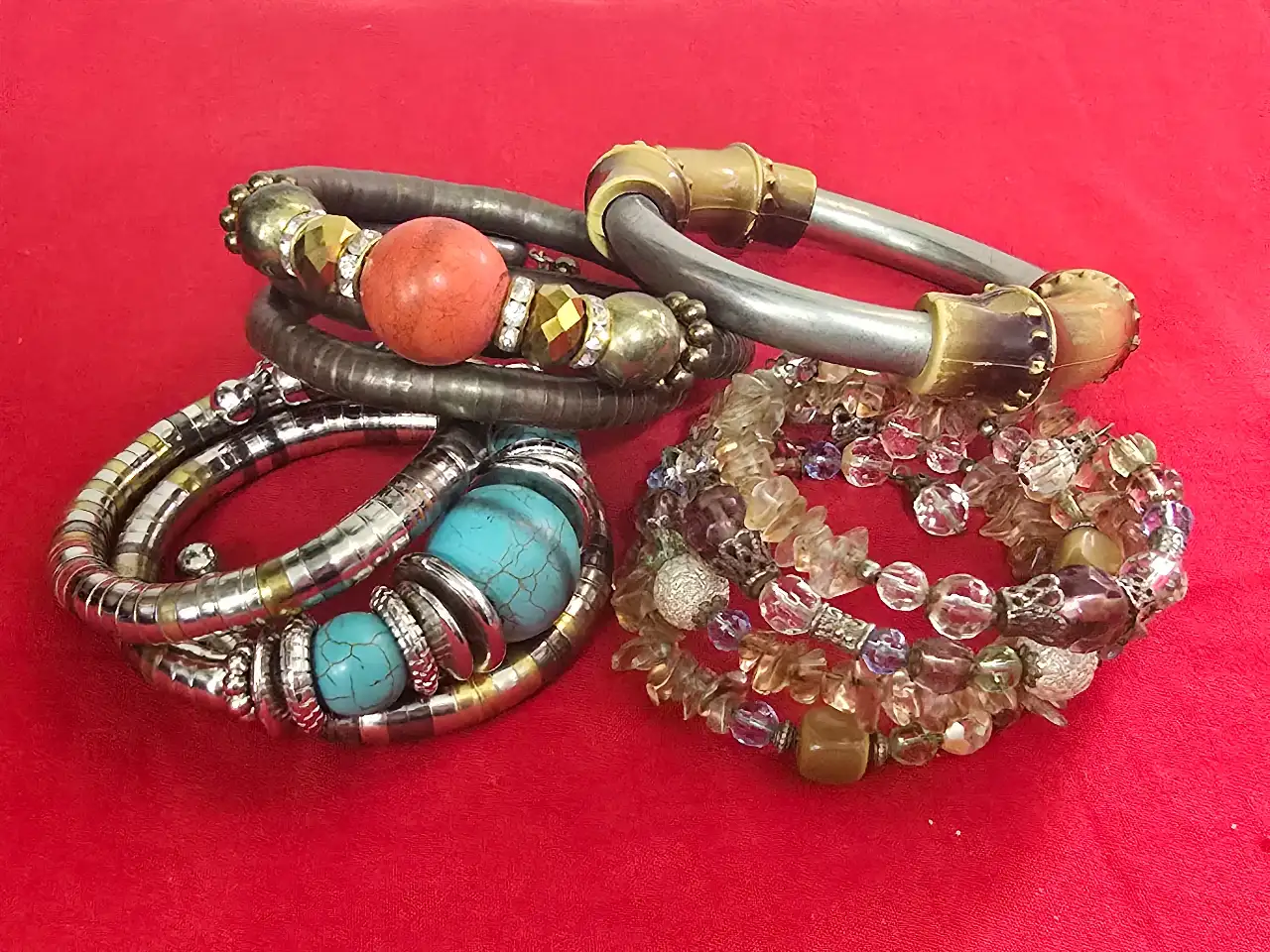 לוט של 4 צמידים אופנתיים ויפים