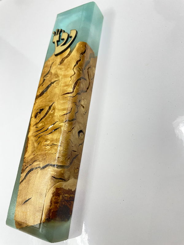 בית מזוזה שורש זית ואפוקסי בגוון תכלת